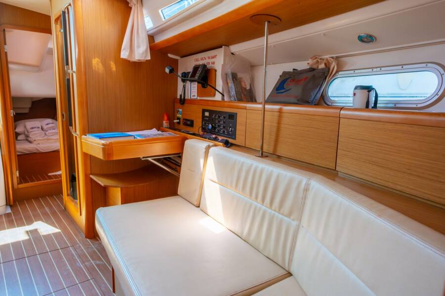 Sun Odyssey 42i Winter Breeze