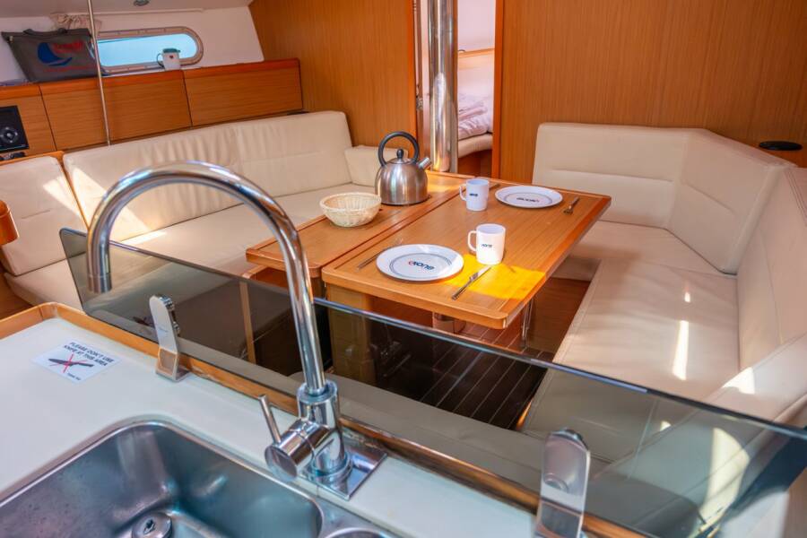 Sun Odyssey 42i Winter Breeze