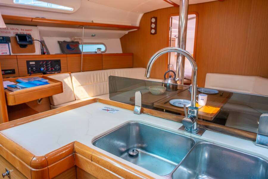 Sun Odyssey 42i Winter Breeze