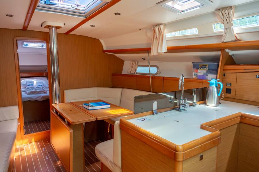 Sun Odyssey 42i Winter Breeze